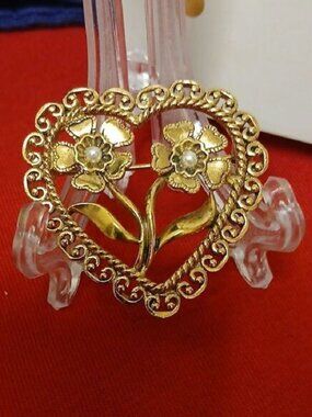 Avon Vintage Goldtone Heart Floral Brooch W/FAUX Pearl Centers